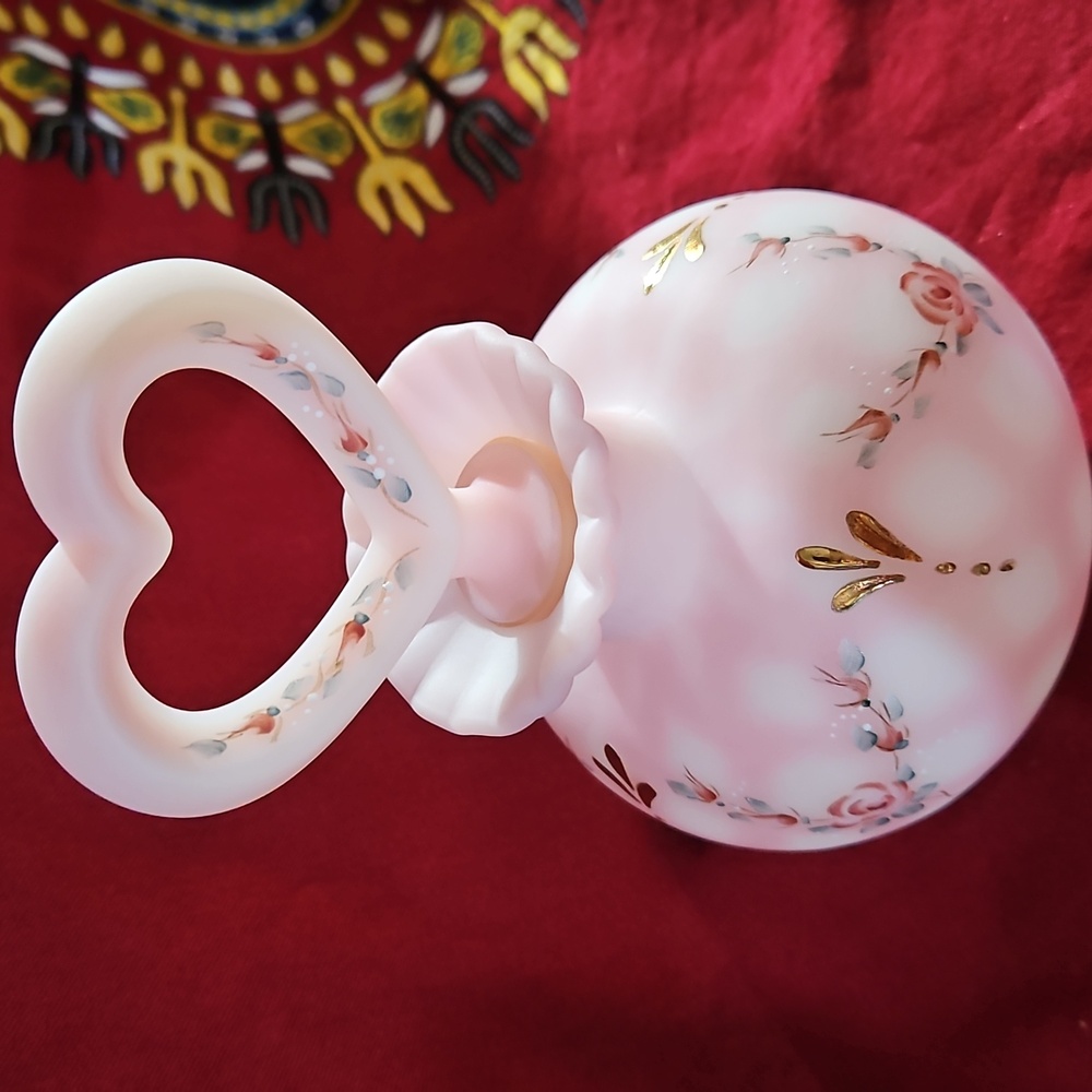 Exquisite Fenton Handpainted Diamond Rose Quilted w/Heart Stopper Perfume Bottle - Picture 16 of 16